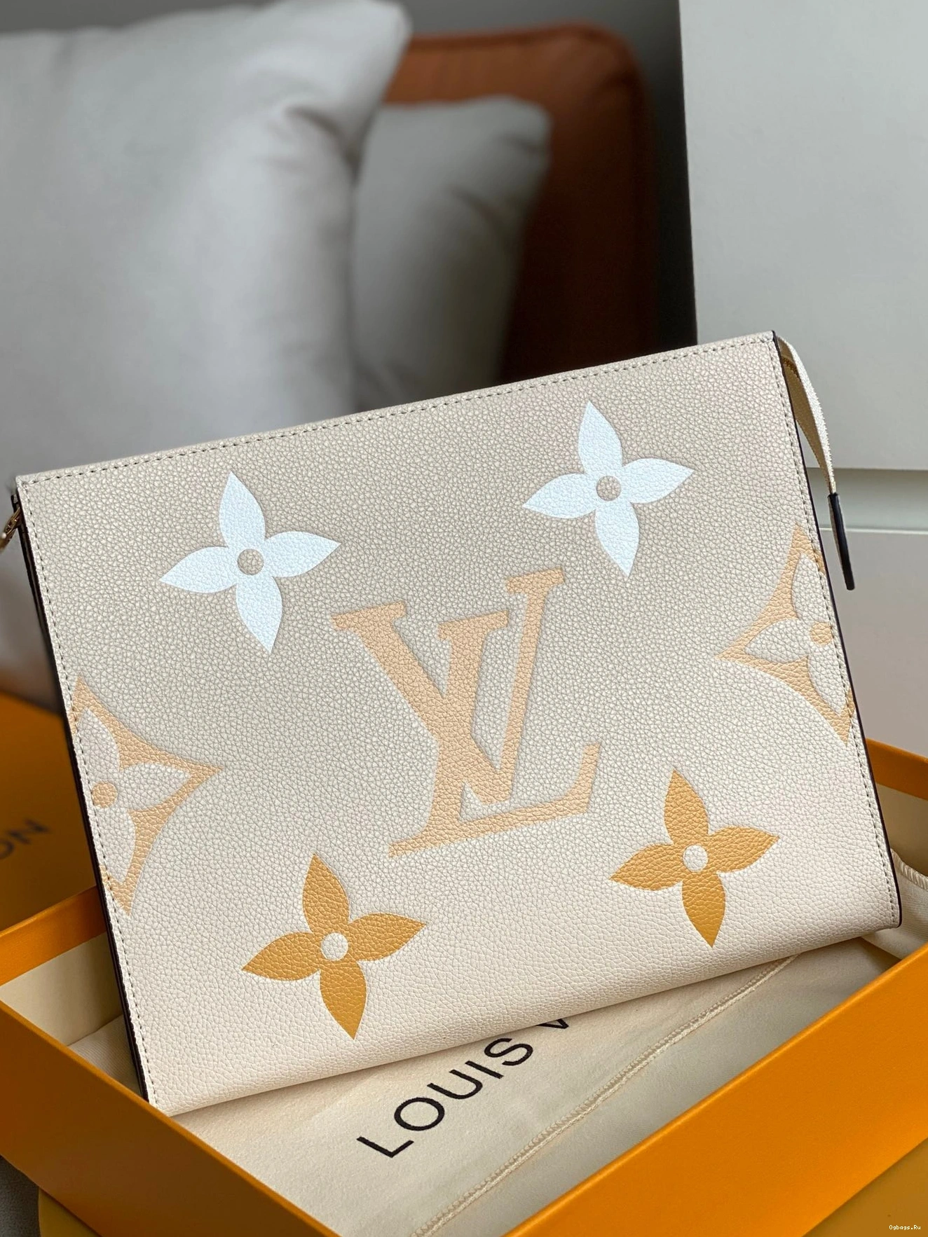 26 LOUIS POUCH VUITTON TOILETRY 0329